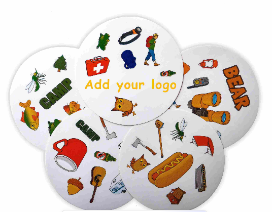 Egyedi nyomtatás Gyártói buliban játszó családi pár papírkártya